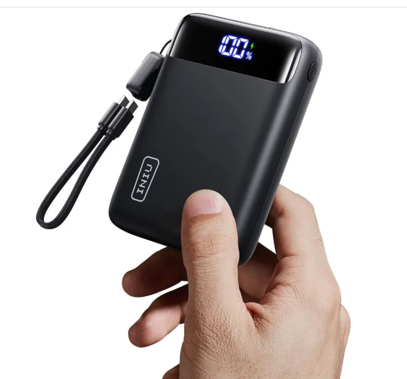 Batería externa INIU, pequeña, de 20000 mAh y carga rápida de 22,5 W, con cable USB-C integrado.