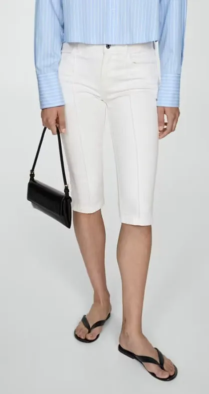 Jeans slim capri con costuras decorativas