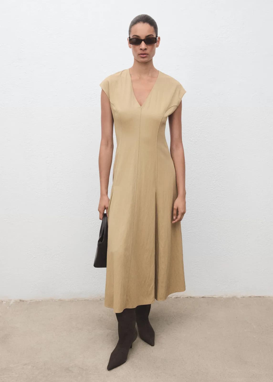 Vestido midi evasé con cuello pico y detalle de costuras