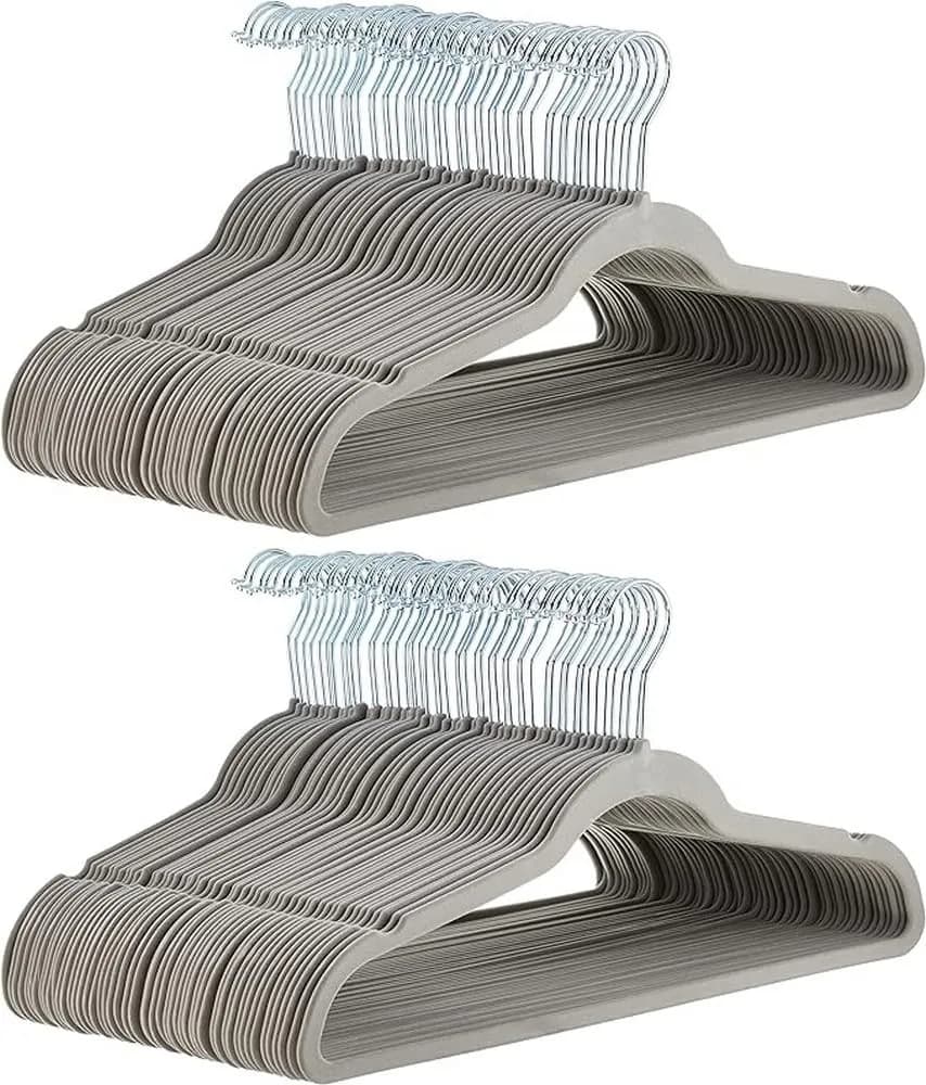 Pack de 100 Perchas Amazon Basics de Terciopelo Gris